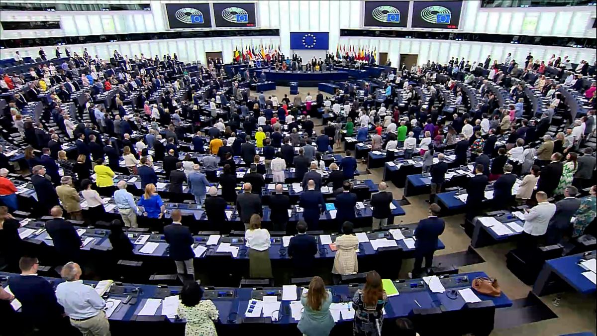 Europoslanci uctili Kunderovu památku minutou ticha na plénu